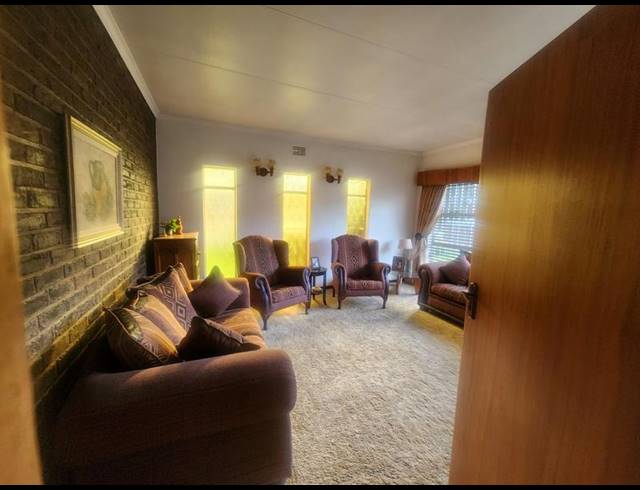 4 BEDROOM HOUSE FOR SALE IN PETERSFIELD
